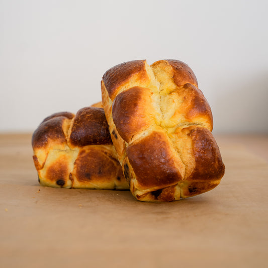 2 Artisanal brioche loafs with a golden crust, made from 100% sourdough and Belgian flour.