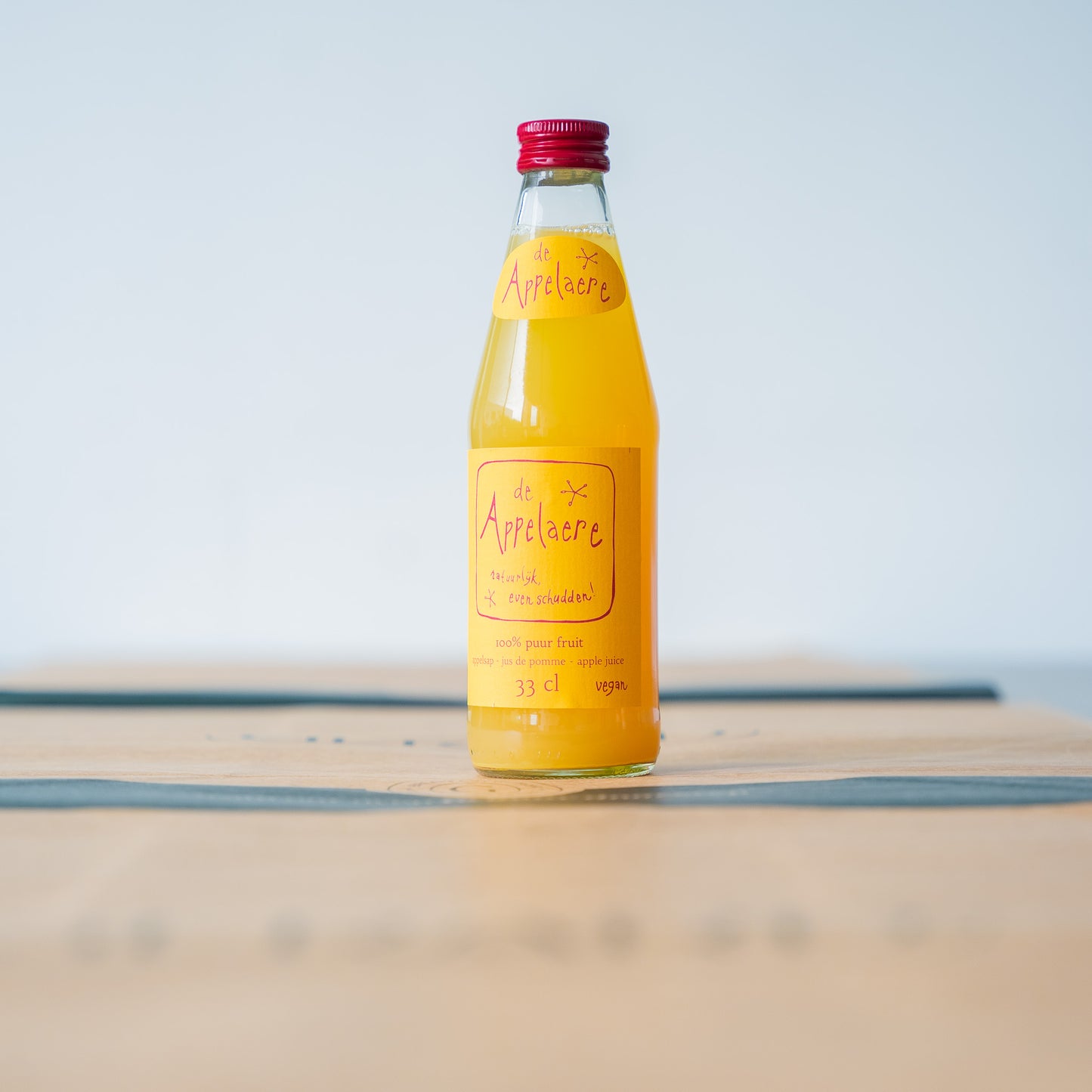 Bottle of Appelaere pure apple juice with a rich flavor and cloudy texture, made from a blend of apple varieties.