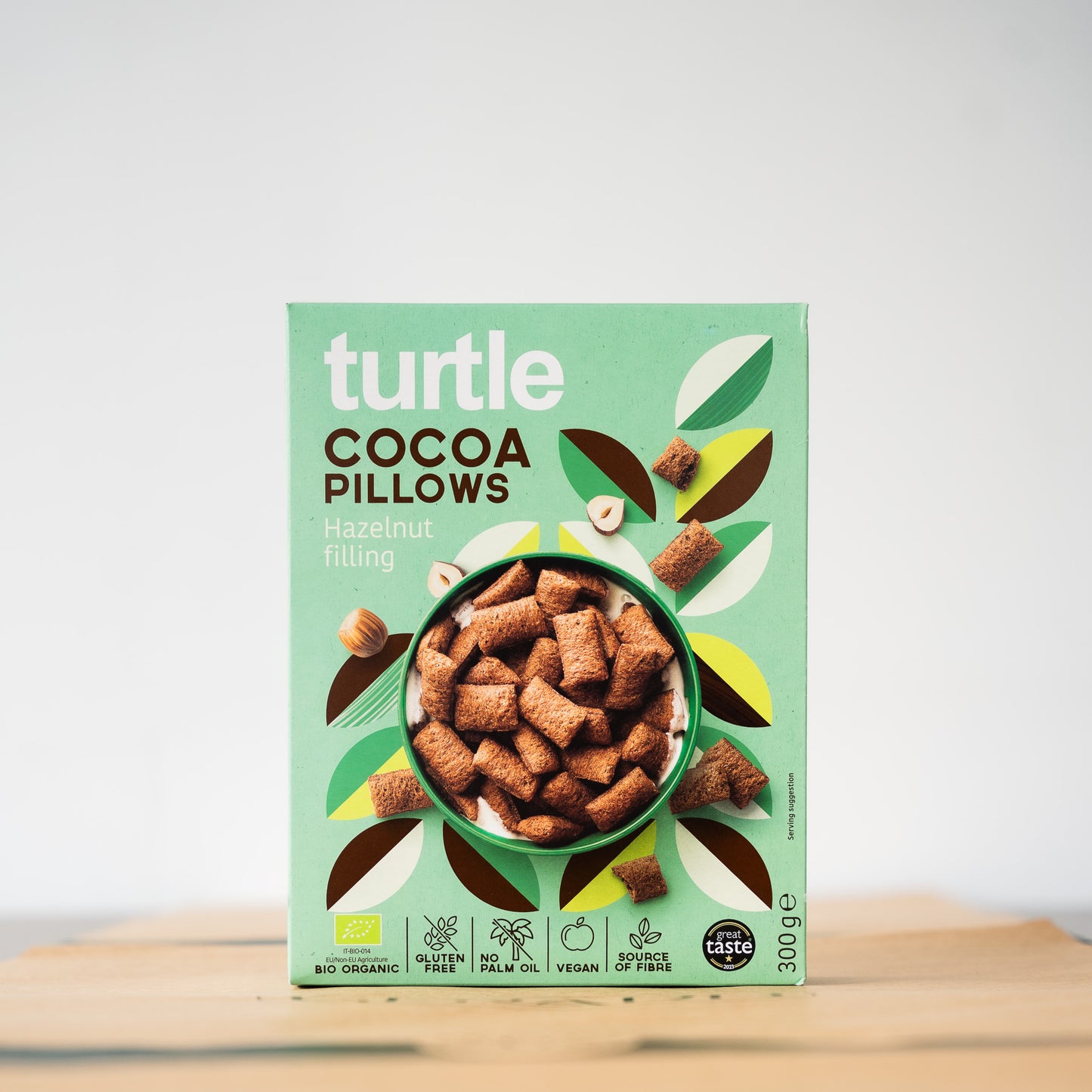 Organic gluten-free cocoa pillows filled with hazelnut, offering a delicious and responsible breakfast option.