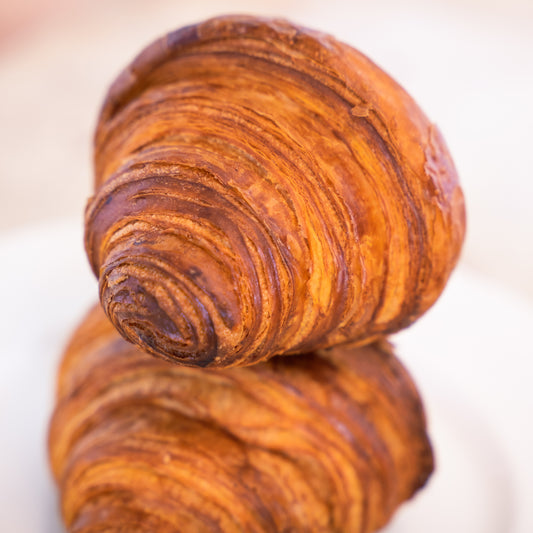 A close up on all the crispiness of a perfect Gérard croissant.