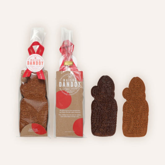 The representation of the St. Nicholas chocolate speculoos package from Maison Dandoy. It show the front and back side of the package and what's in it, namely one regular speculoos figurine and another one that is coated with dark chocolate. 