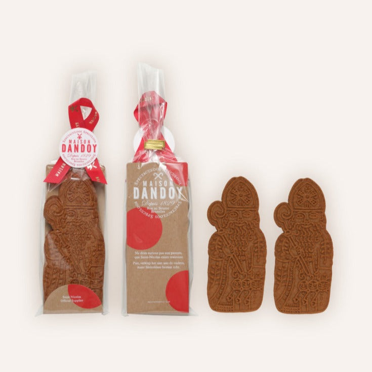 The representation of the St. Nicholas speculoos package from Maison Dandoy. It show the front and back side of the package and what's in it, namely two regular speculoos figurines. 