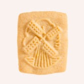 Detail on a speculoos biscuit vanilla flavored from Maison Dandoy portraying a windmill.